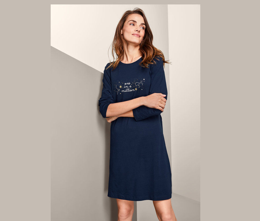 Une femme porte une chemise de nuit à manches longues avec un imprimé de constellation.