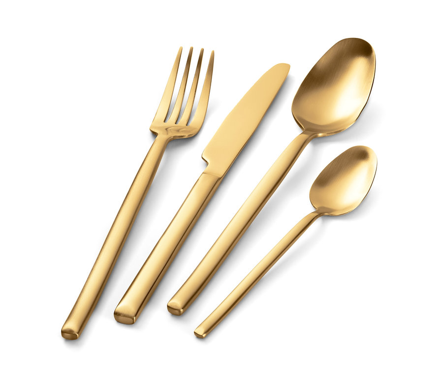 Gros plan d'un lot de couverts dorés comprenant une fourchette, un couteau, une cuillère à soupe et une cuillère à café.