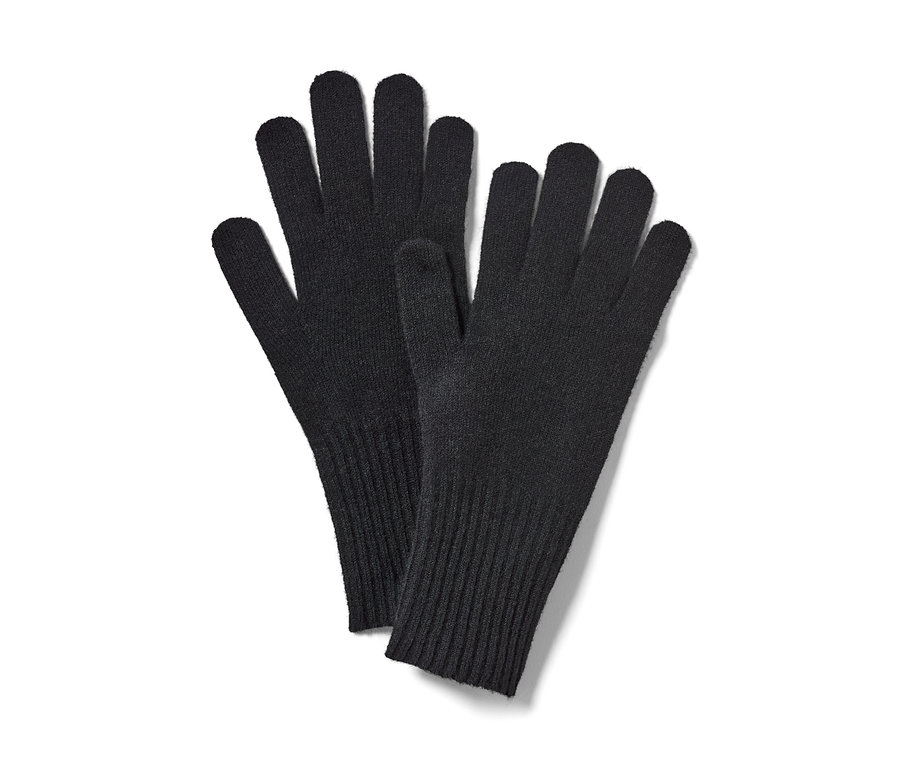 Des gants en maille noirs avec de la laine posés sur un fond blanc.