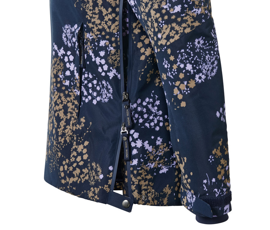 Détail d'une veste de ski à fermeture demi-zippée avec un motif floral.