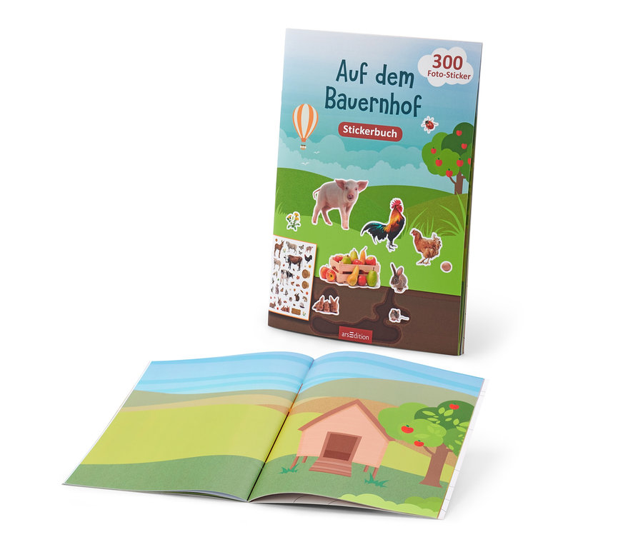 Deux livres d'autocollants « Auf dem Bauernhof » ouverts.