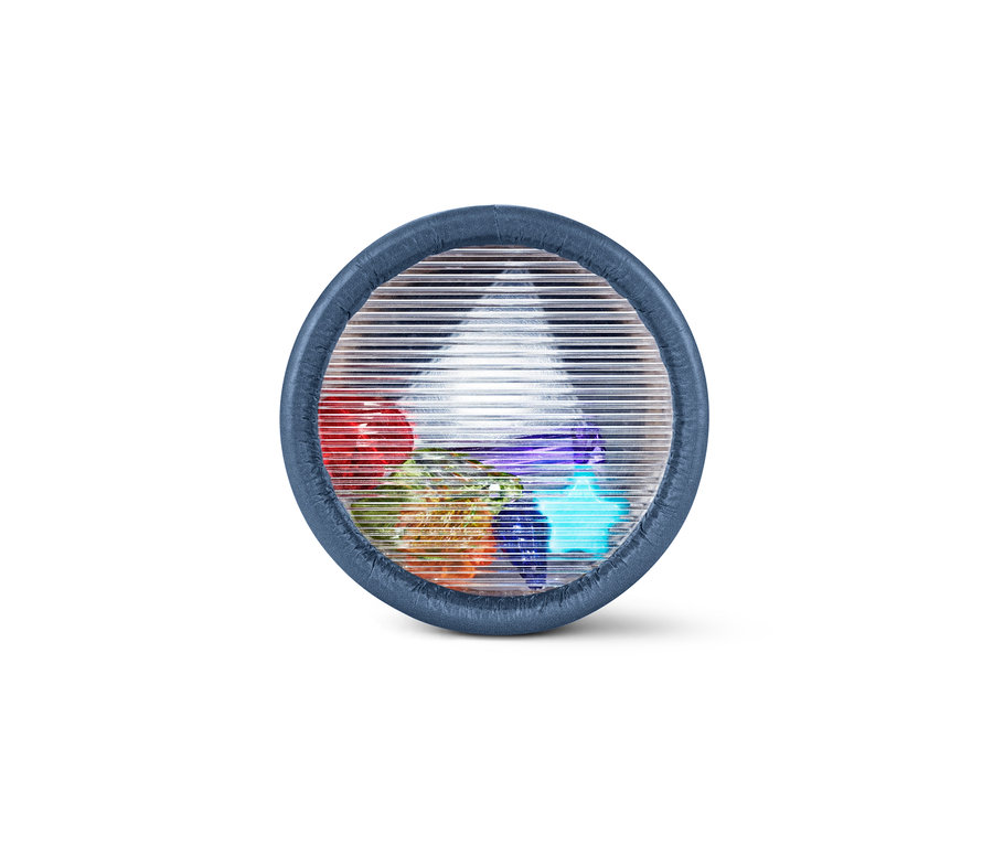 Gros plan d'un kaléidoscope avec des verres colorés.