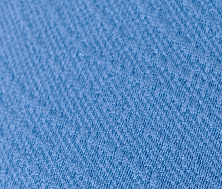 Gros plan sur une brassière de sport Seamless bleue.