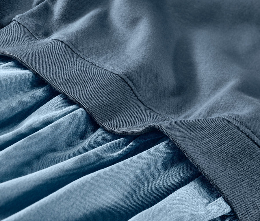 Détail d'une robe en sweat pour enfant.