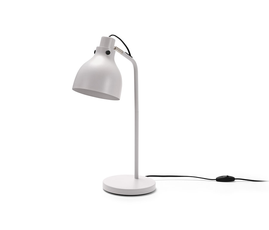 Lampe de table en métal sur fond blanc.