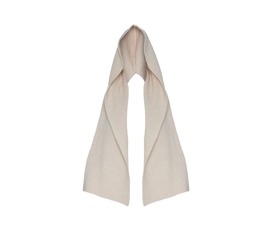 Une écharpe à capuche couleur crème sur fond blanc.