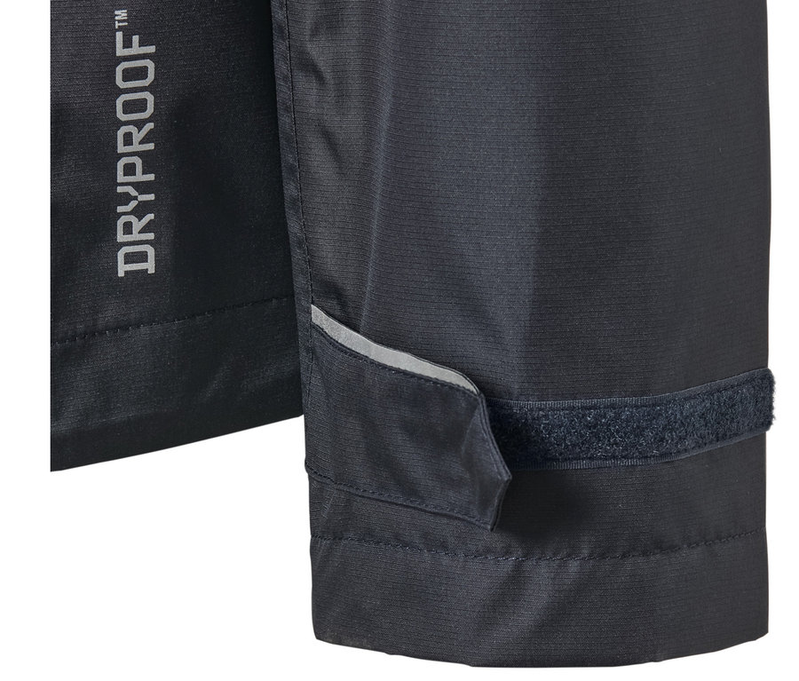 Détail d'une veste de pluie unisexe bleu foncé avec un logo DRYPROOF™ et une bande réfléchissante.