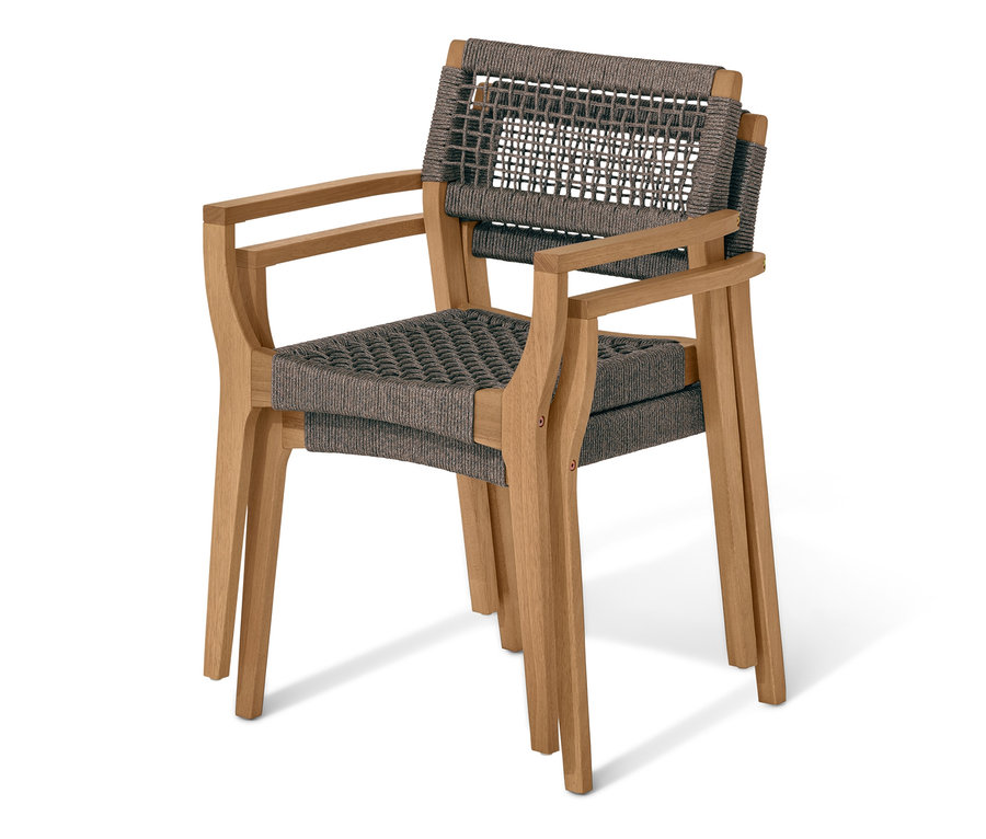 Deux chaises de salle à manger empilables, une avec un tissage textile et une avec un coussin de siège, sont empilées l'une sur l'autre.