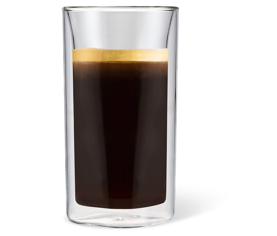 Café dans un verre à latte macchiato.