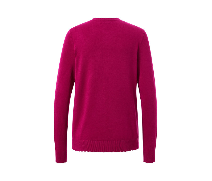 Vue détaillée de l'arrière d'un cardigan à maille fine avec bord ondulé.