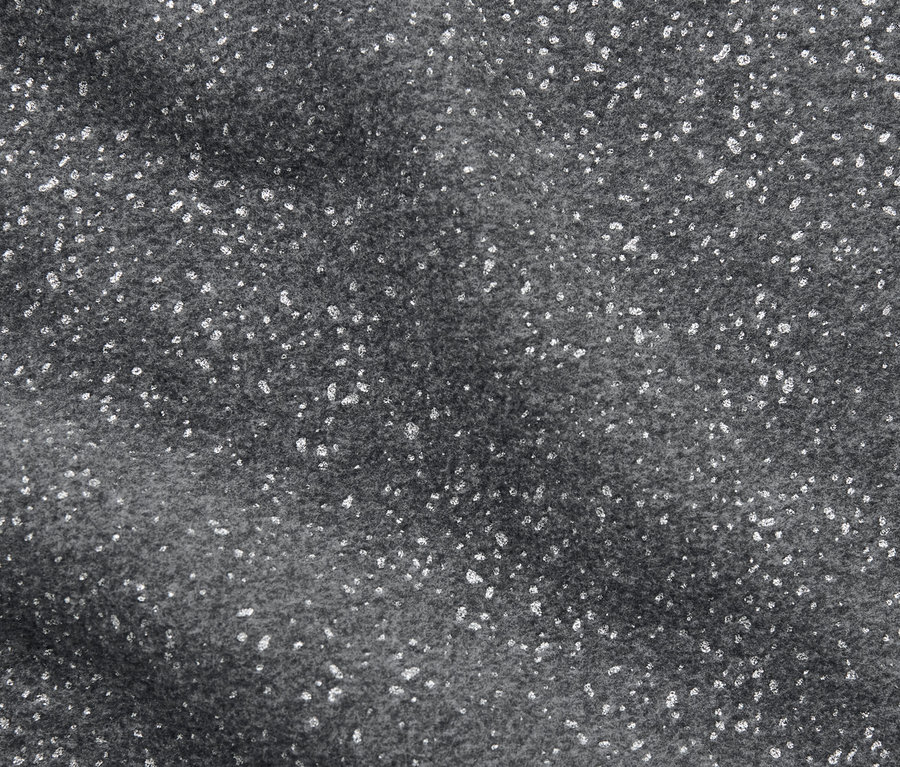 Gros plan d'une écharpe-tube scintillante en molleton gris.