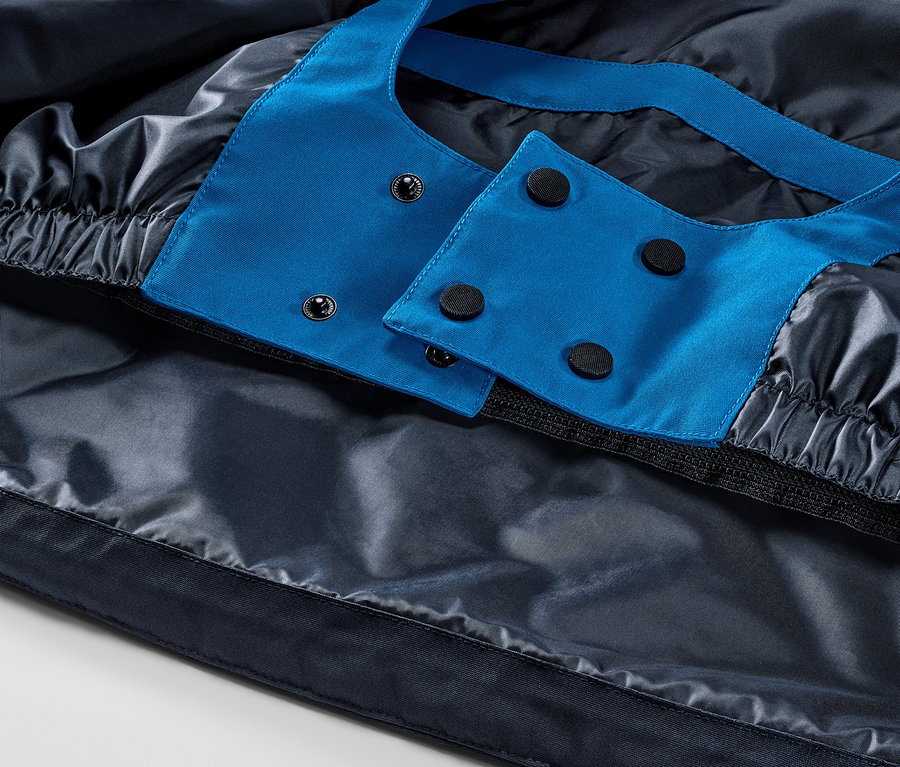 Détail d'une veste de ski bleue.
