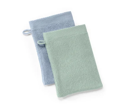 Deux gants de toilette, un bleu clair et un vert clair.