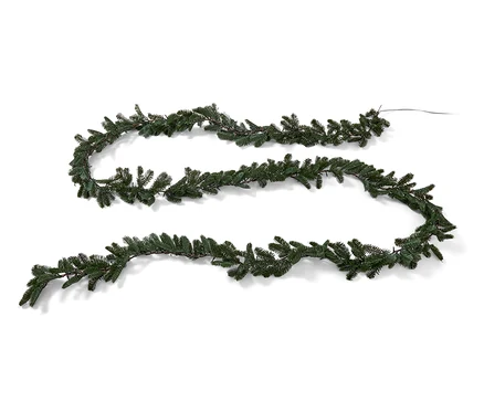 Une longue guirlande sapin à LED sur fond blanc.