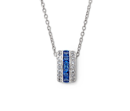 Gros plan d'une chaîne en argent 925 avec des pierres bleues et blanches.