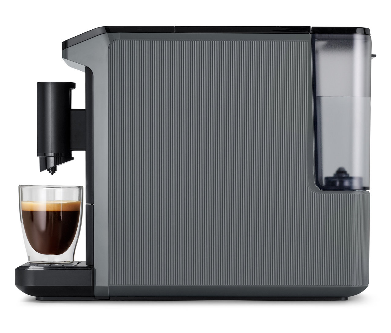 Machine à café grise « Esperto mini » préparant du café dans une tasse en verre.