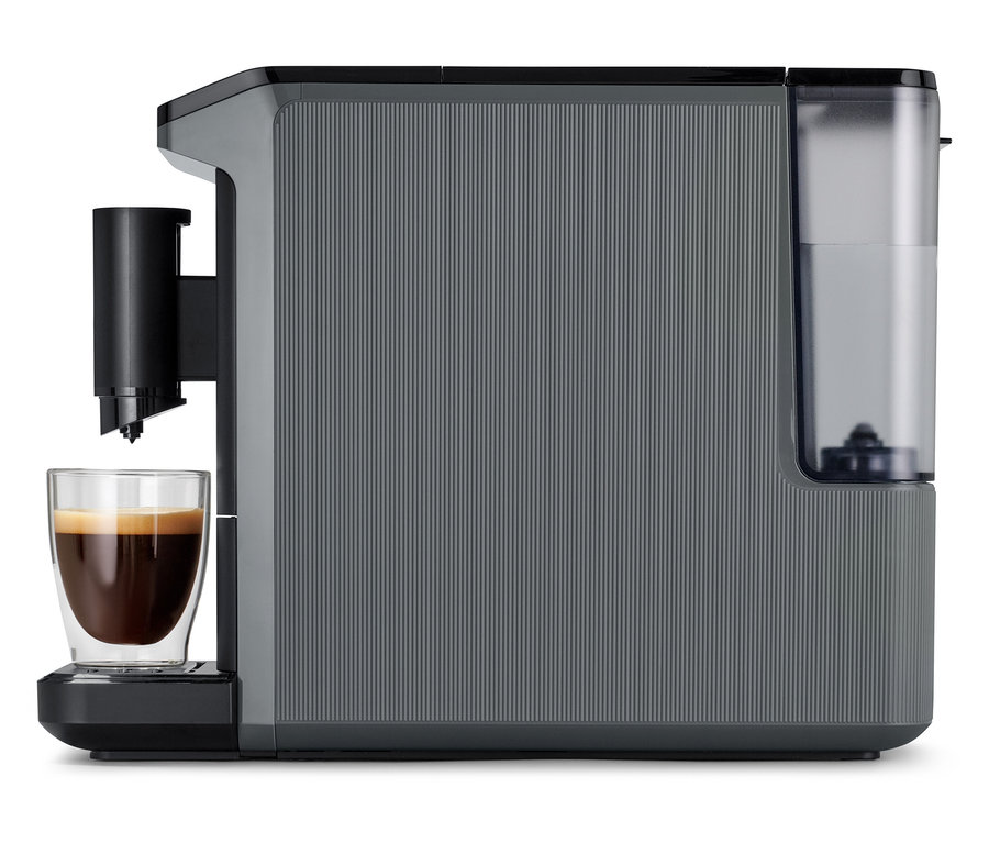Machine à café grise « Esperto mini » préparant du café dans une tasse en verre.