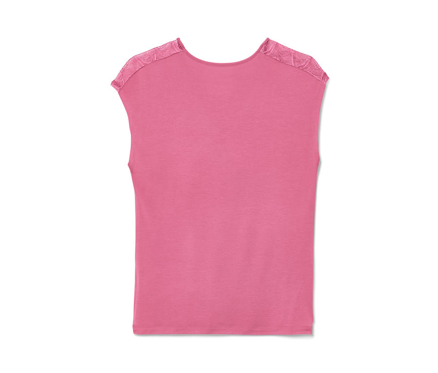 Haut rose de l'ensemble pyjama shorty avec détails en dentelle aux épaules.