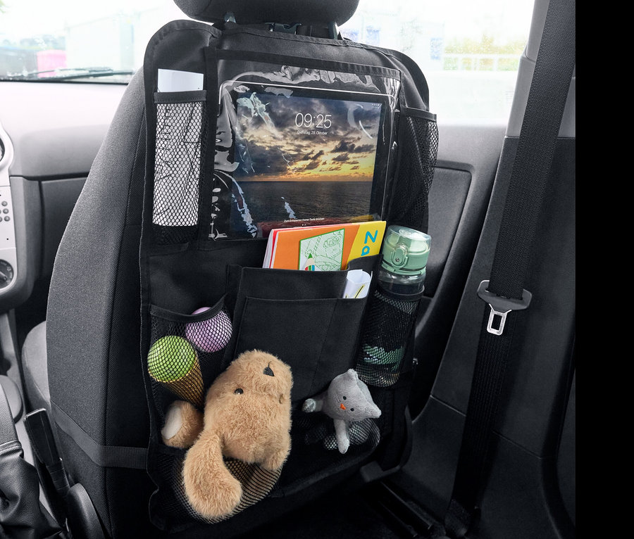 Organisateur de siège arrière noir avec jouets, livres et tablette.