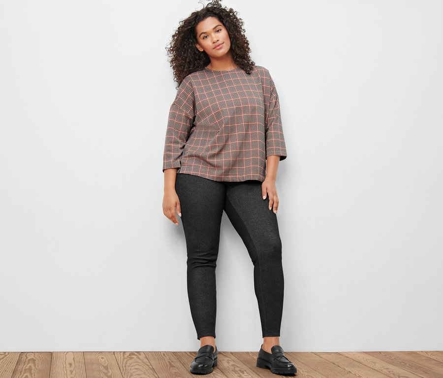 Femme posant en sweatshirt manches 3/4, pied de poule et legging doublé à l’aspect jean.