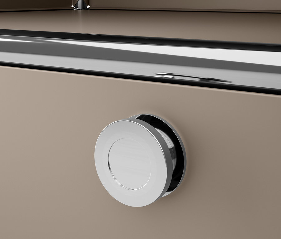 Gros plan d'une commode en métal taupe « CN3 » avec une poignée ronde chromée.