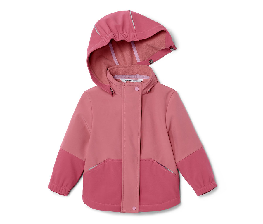 Veste en softshell rose pour enfant qui change de couleur quand il pleut, avec une capuche, posée sur un fond blanc.