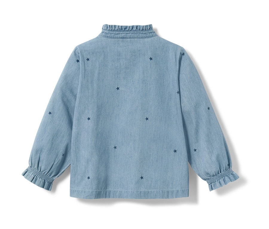Chemisier en chambray bleu clair pour enfant avec des étoiles.