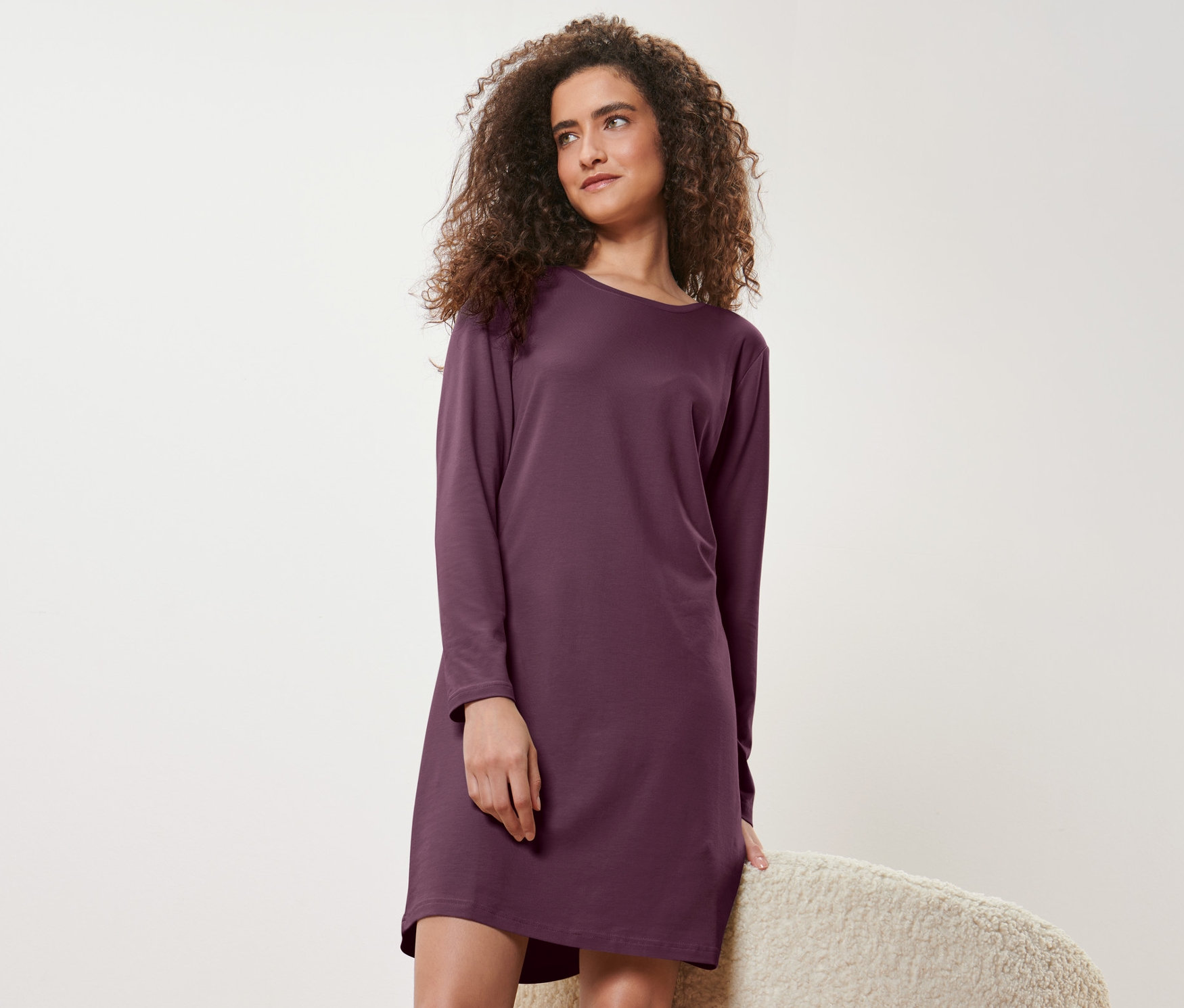 Femme aux cheveux bouclés en chemise de nuit.