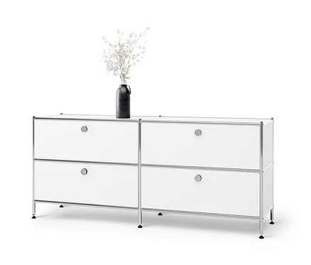 Meuble bas en métal blanc « CN3 » avec 4 tiroirs. Un vase avec des fleurs est posé sur le meuble.