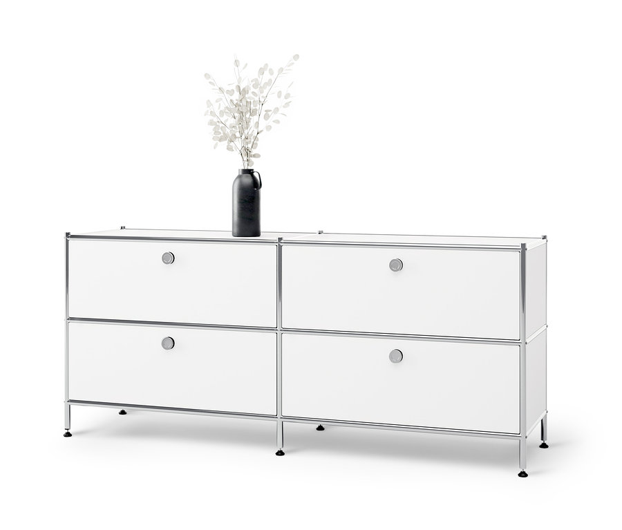 Meuble bas en métal blanc « CN3 » avec 4 tiroirs. Un vase avec des fleurs est posé sur le meuble.