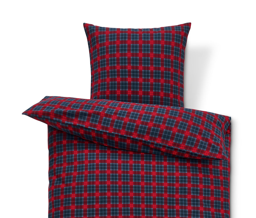 Parure de lit en molleton à carreaux rouge et bleu de différentes tailles.
