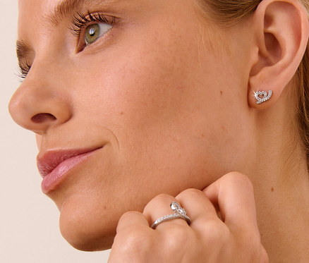 Femme avec bague en argent 925 cœur et clous d’oreilles en argent 925 cœur.
