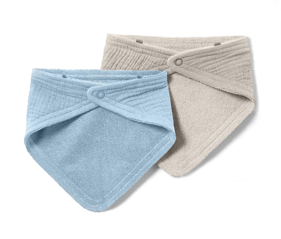 Deux foulards en mousseline pour bébé, un bleu clair et un beige, sont posés l'un sur l'autre.