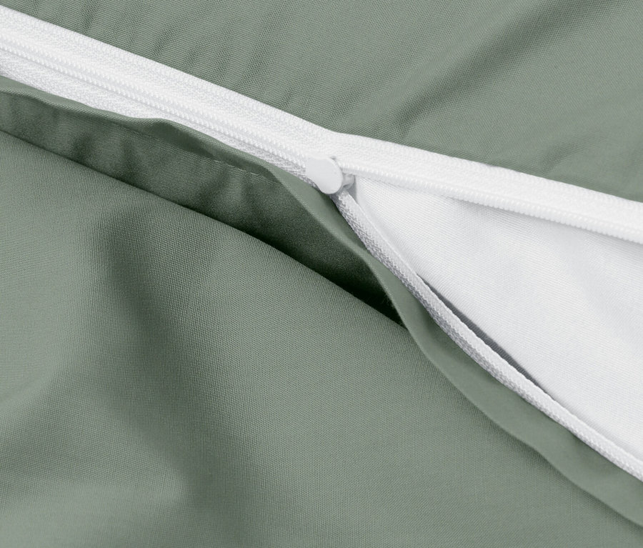 Gros plan d'une parure de lit en percale verte de taille standard avec fermeture éclair.
