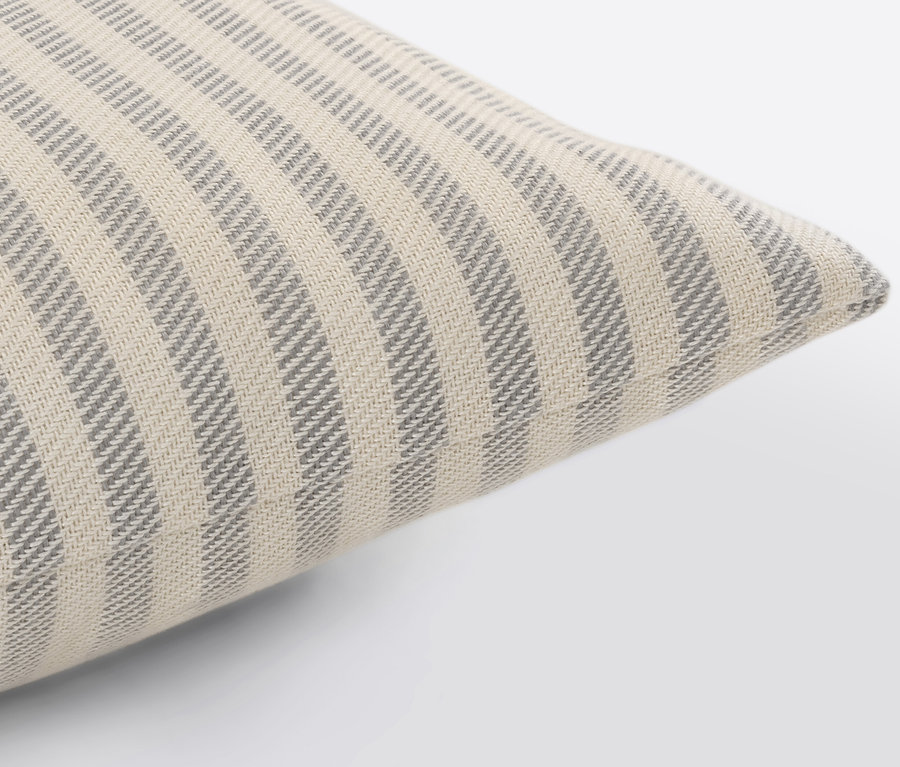 Détail d'un coussin d'extérieur en lin haptique.