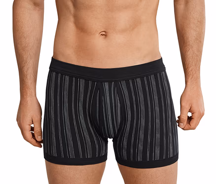 Homme portant un short SCHIESSER noir en maille côtelée fine avec des rayures blanches.