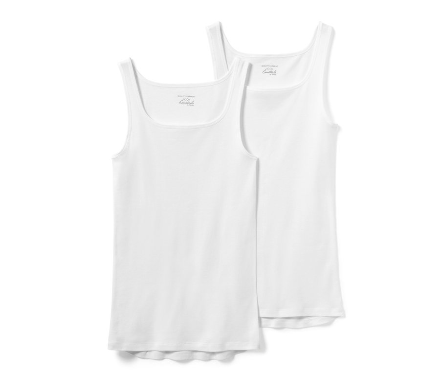 Deux maillots de corps blancs finement côtelés sont posés l'un sur l'autre.