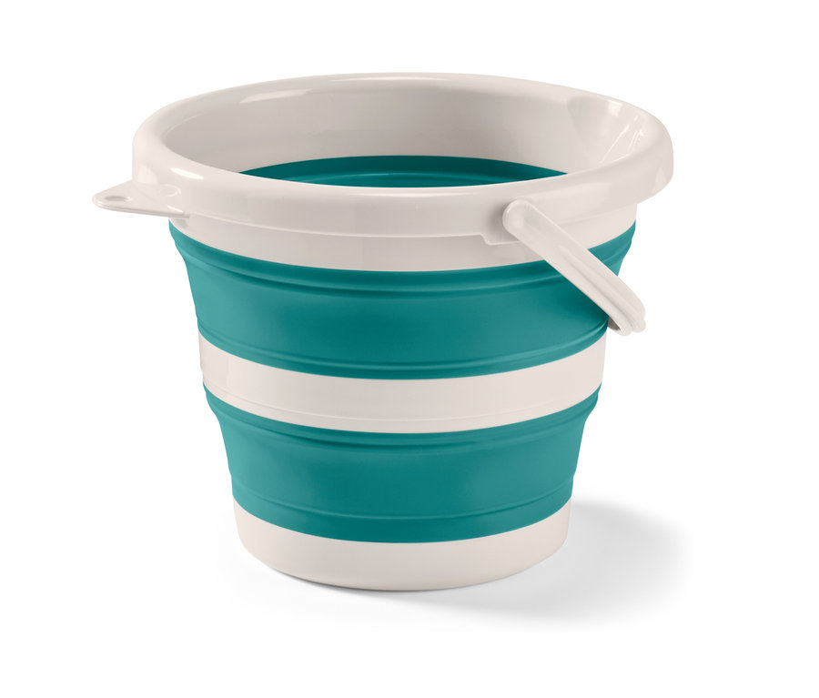Un seau pliable avec des rayures blanches et turquoise est présenté.