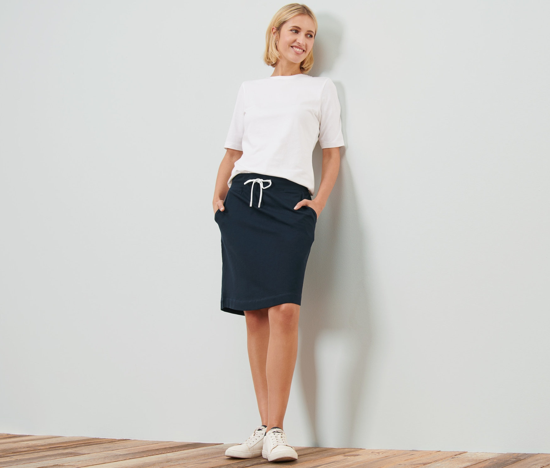 Femme posant dans une jupe en sweat.