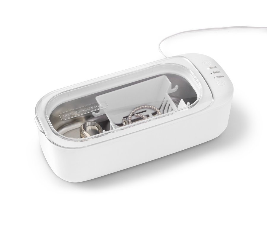 Des bijoux sont placés dans un nettoyeur à ultrasons.