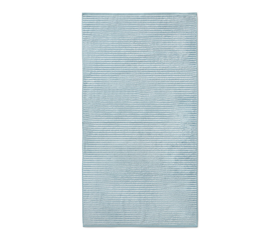 Linge de bain bleu de haute qualité avec des rayures.