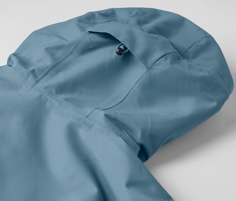 Gros plan sur la capuche d'une veste technique outdoor.