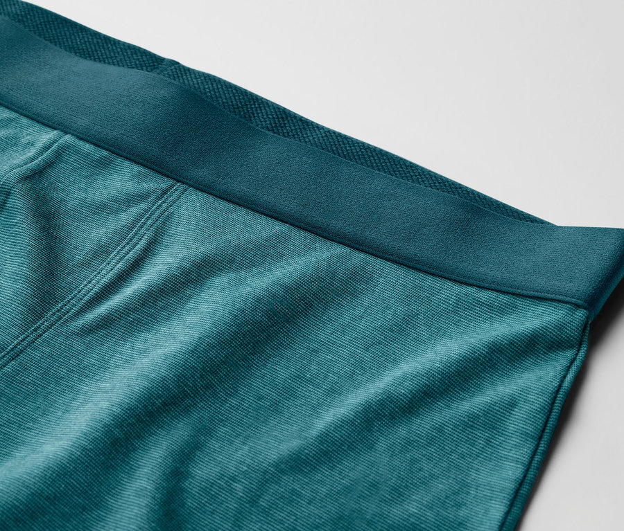 Gros plan sur un 4 boxers, imprimé intégral bleu-vert avec une ceinture bleu marine.