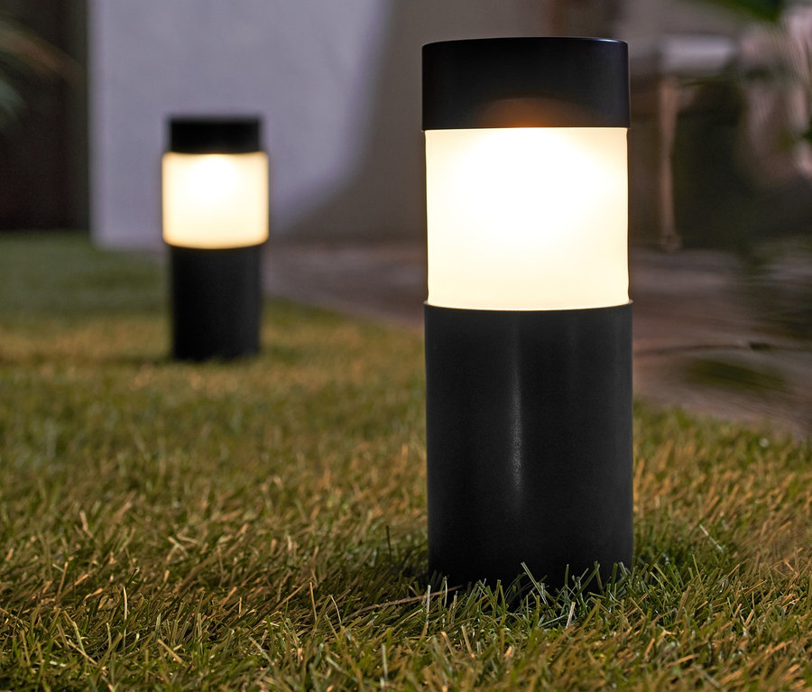 Deux colonnes solaires sur une pelouse.