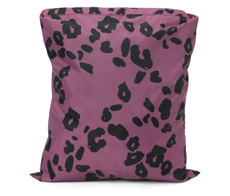 Un coussin violet avec un motif animalier noir.
