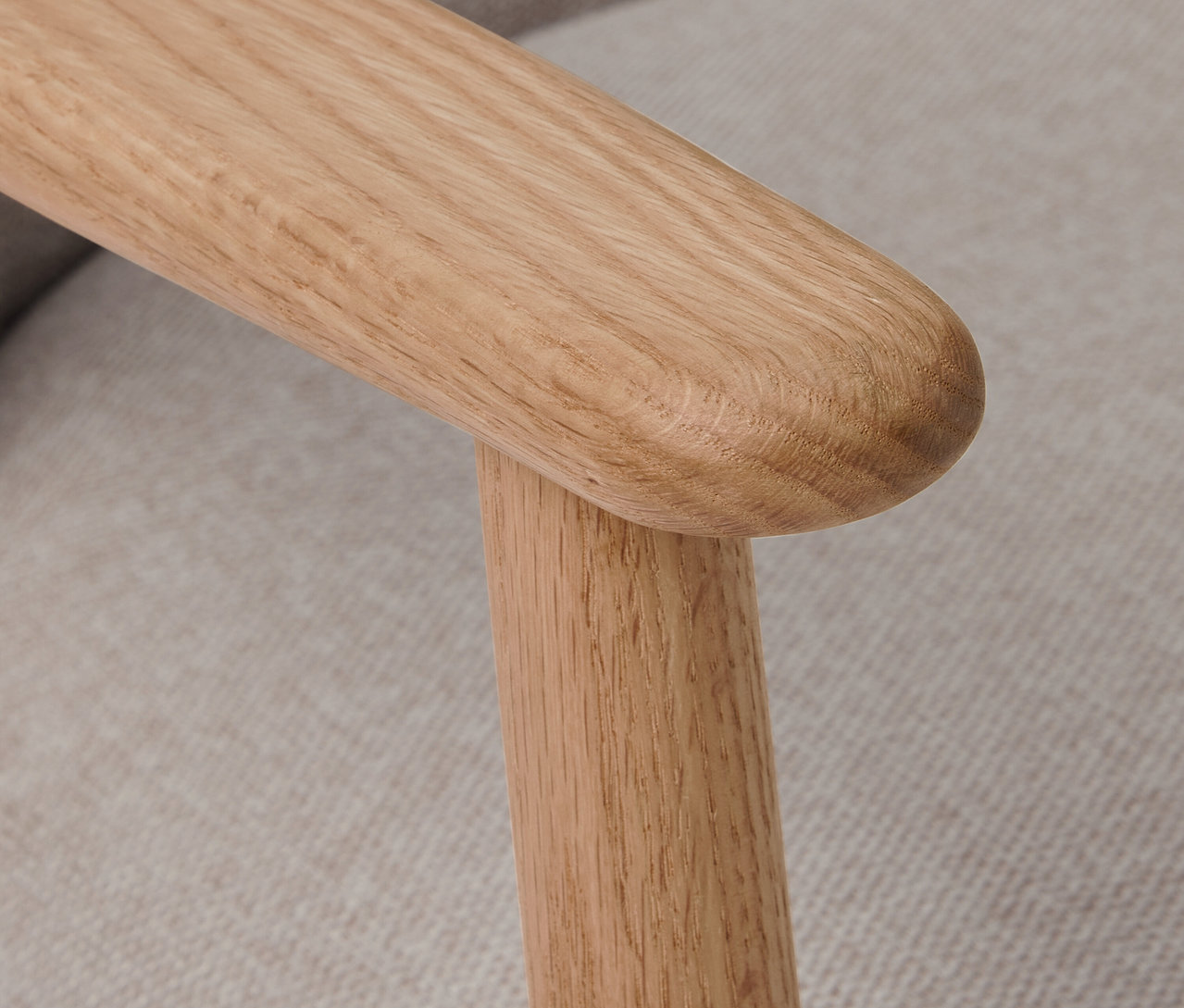 Gros plan sur l'accoudoir en bois d'un fauteuil.