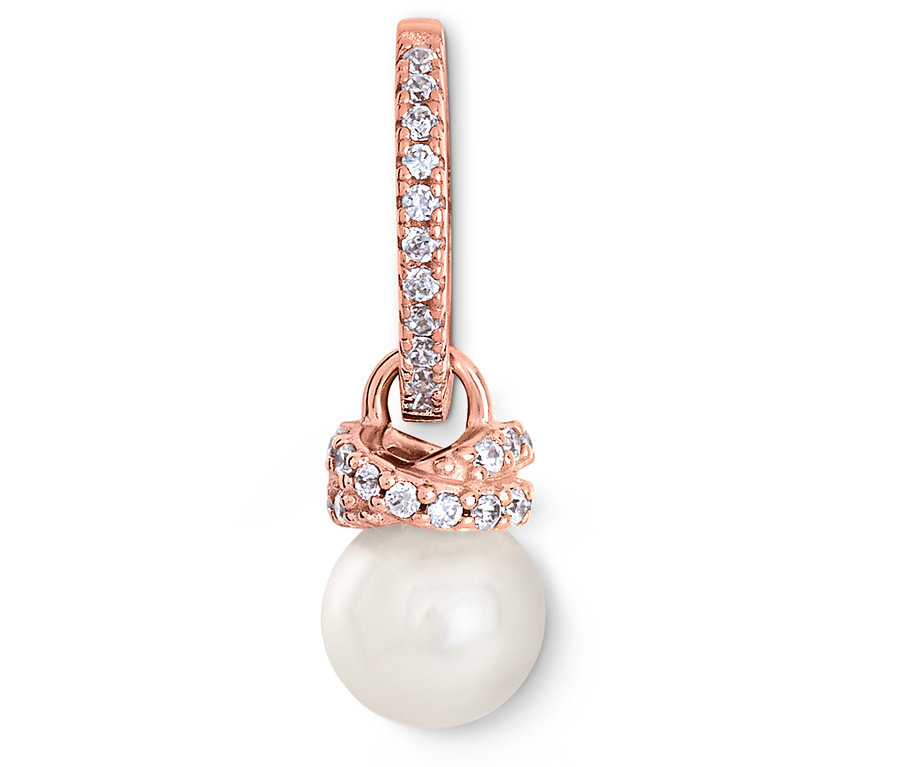 Gros plan d'une boucle d'oreille en or rose avec une perle et des zircons.