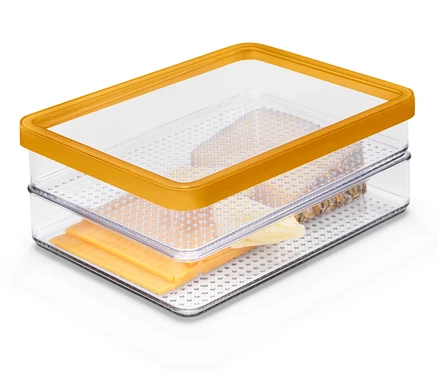 Un récipient transparent empilé avec un couvercle orange contient des tranches de fromage et du pain.