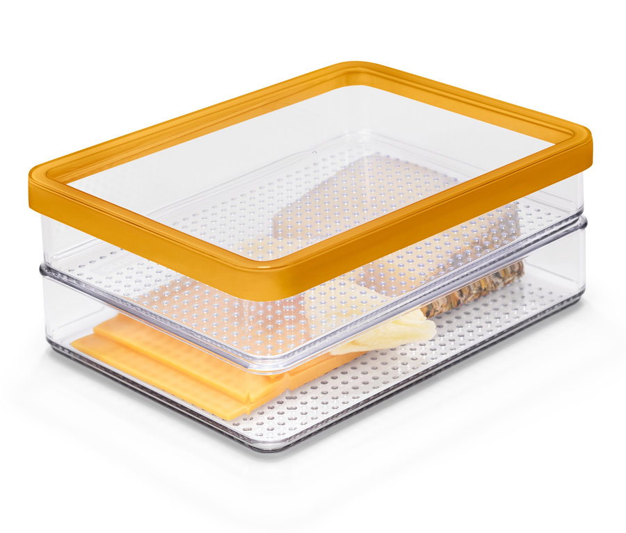 Un récipient transparent empilé avec un couvercle orange contient des tranches de fromage et du pain.