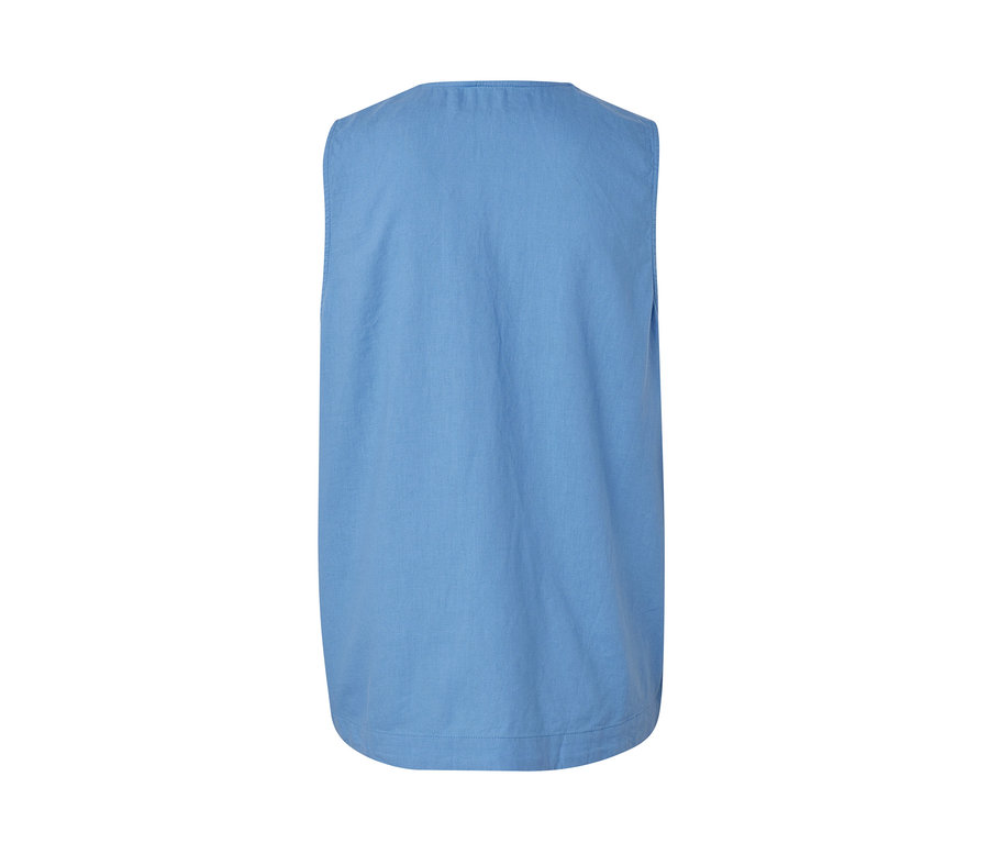 Chemisier sans manches en lin bleu clair.
